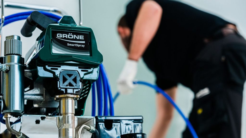 Technik serwisujący agregat malarski Gröne